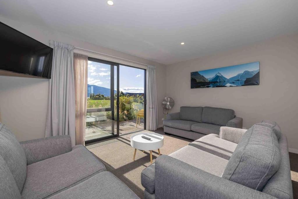 Great Views From New 2 Bedroom Apartment Te Anau Esterno foto
