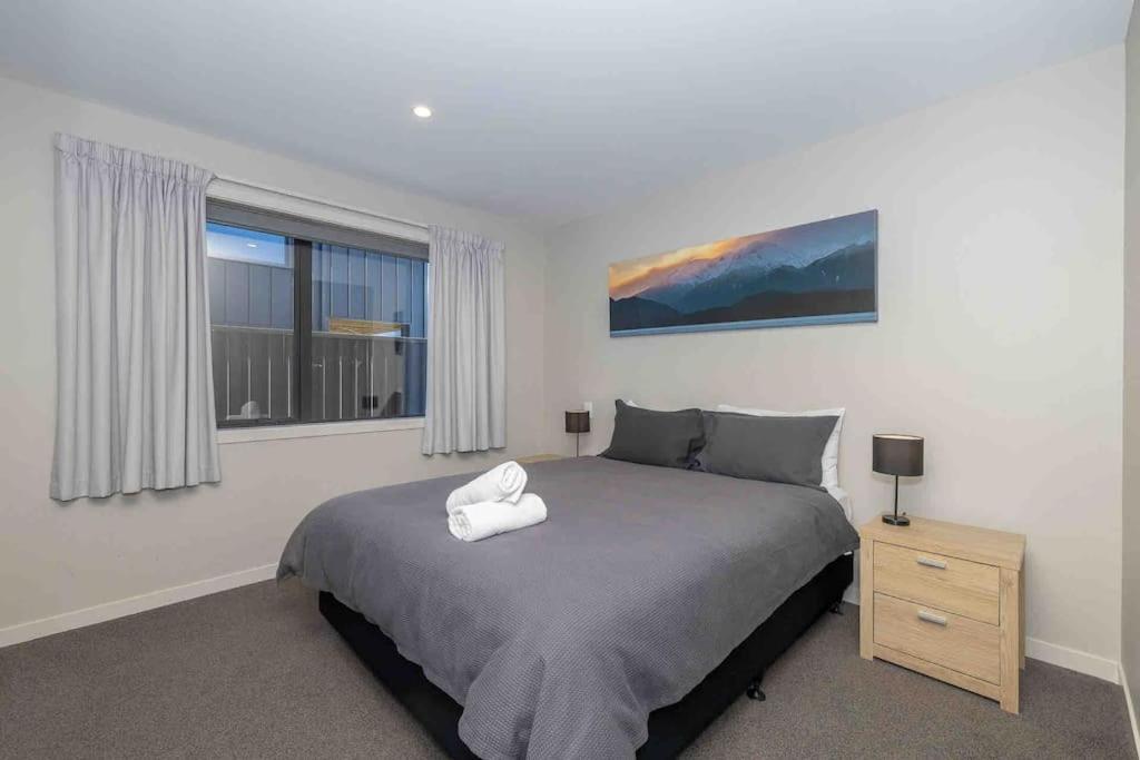 Great Views From New 2 Bedroom Apartment Te Anau Esterno foto