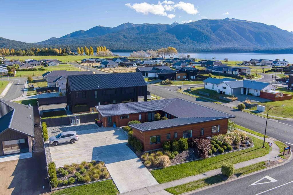 Great Views From New 2 Bedroom Apartment Te Anau Esterno foto