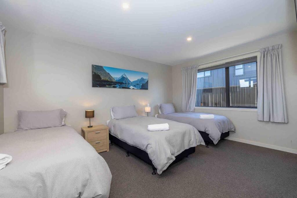 Great Views From New 2 Bedroom Apartment Te Anau Esterno foto