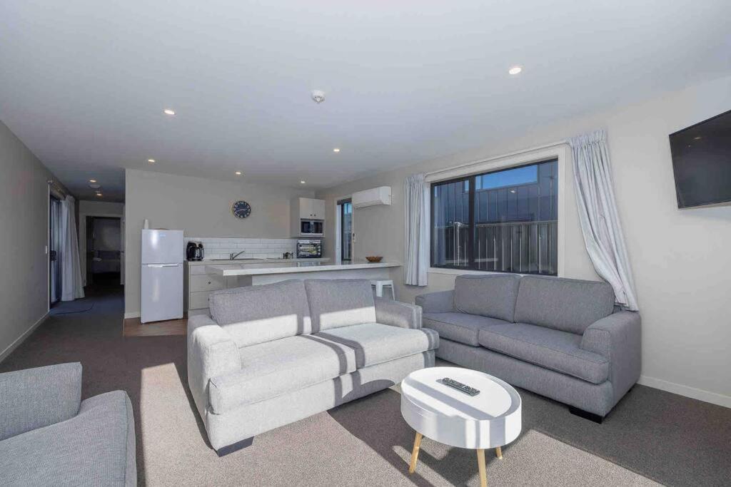 Great Views From New 2 Bedroom Apartment Te Anau Esterno foto