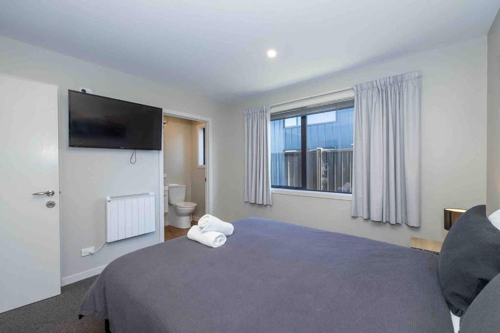 Great Views From New 2 Bedroom Apartment Te Anau Esterno foto