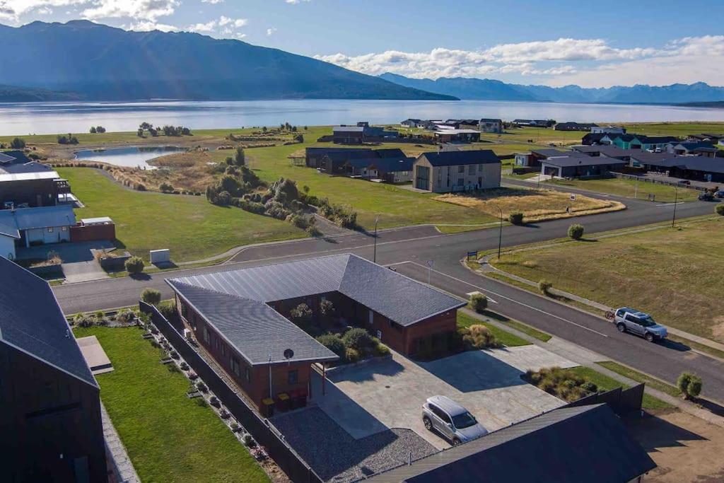 Great Views From New 2 Bedroom Apartment Te Anau Esterno foto
